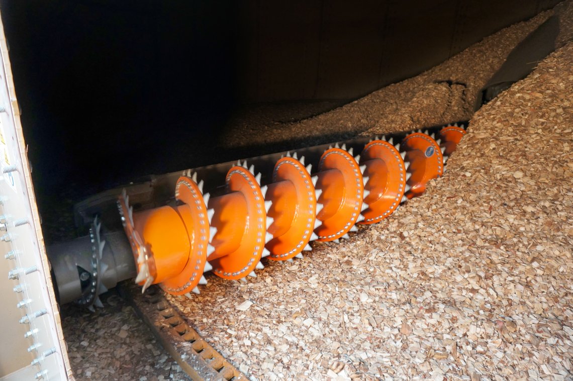 Laidig reclaim auger advancing through palm kernel shells Laidig reclaim auger advancing through palm kernel shells